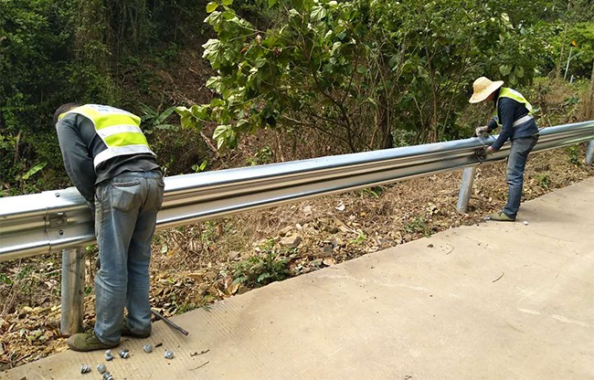 秦皇岛高速公路护栏的定期维护与保养